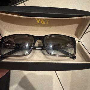 Vint & York Black sunglasses